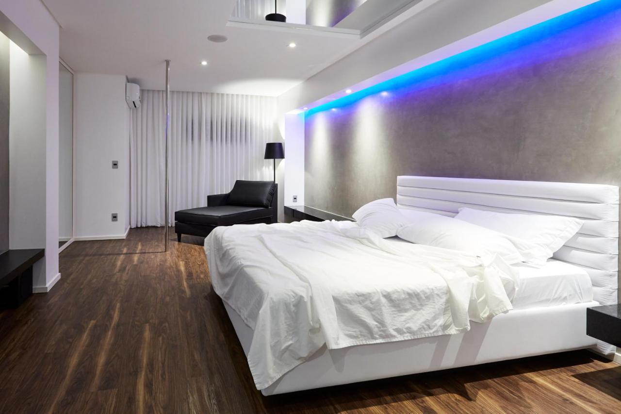 Luv Motel 约恩维利 外观 照片