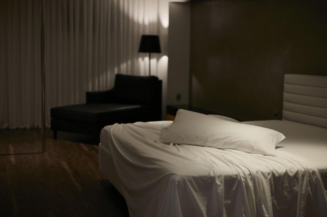 Luv Motel 约恩维利 外观 照片